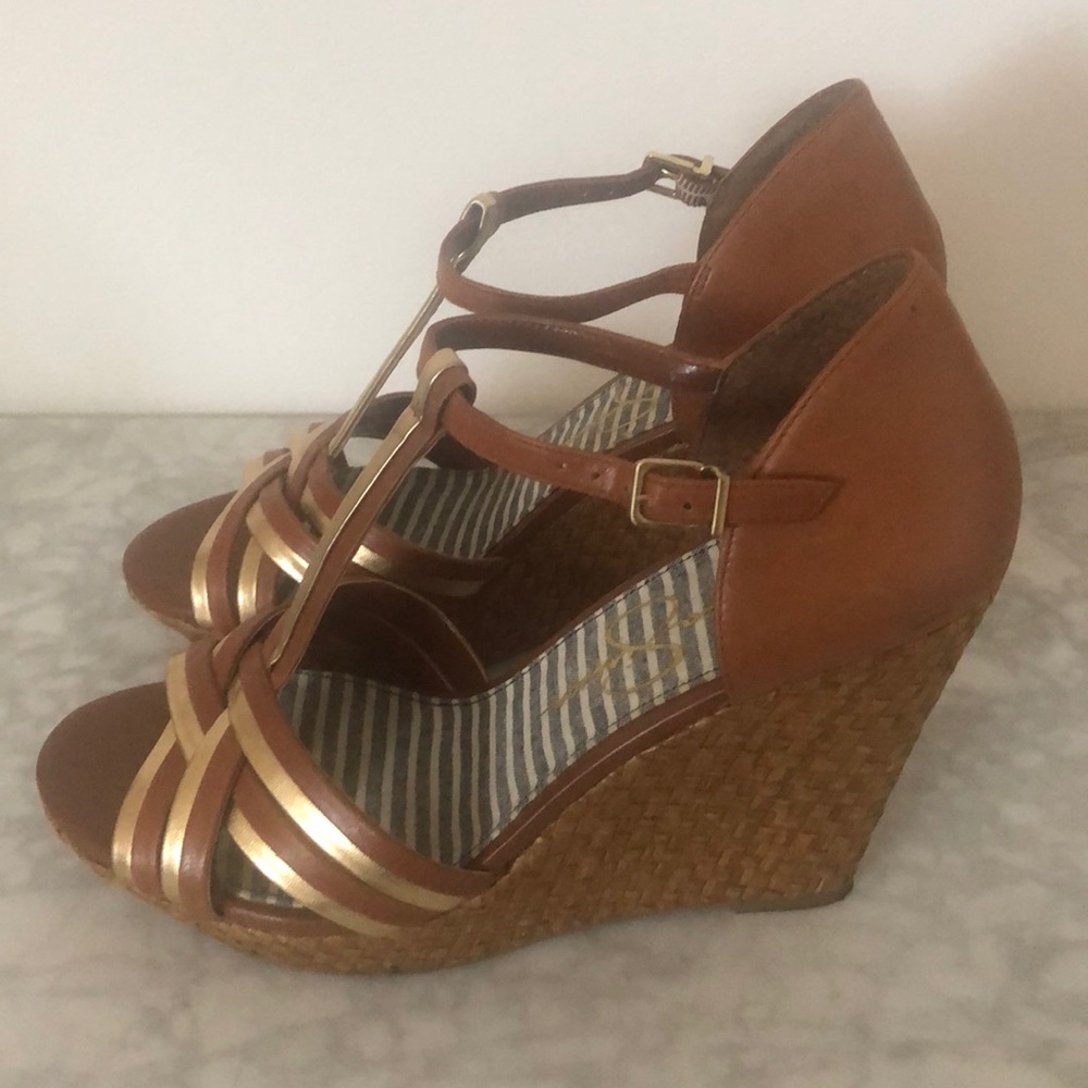 Jessica Simpson Tan & Gold Wedges